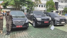 Sejumlah Kendaraan Dinas di Halaman Kantor Pemkab Banjar.