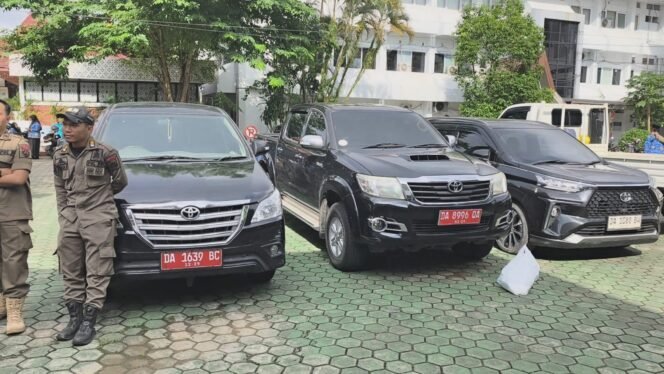 
 Sejumlah Kendaraan Dinas di Halaman Kantor Pemkab Banjar.