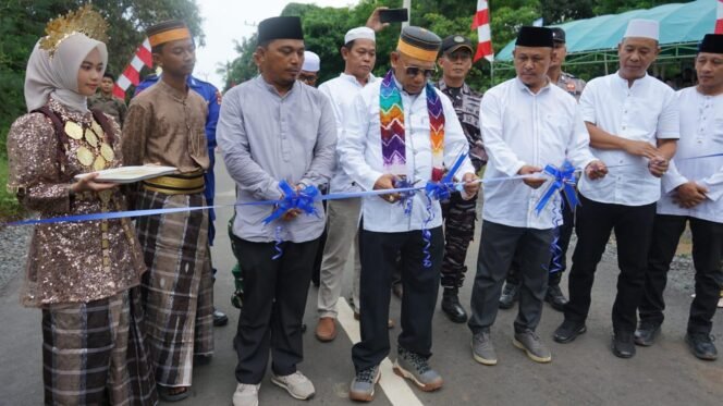 
 Bupati Kotabaru Resmikan Jalan Desa Teluk Tamiang, Perkuat Akses Wisata dan Ekonomi Warga