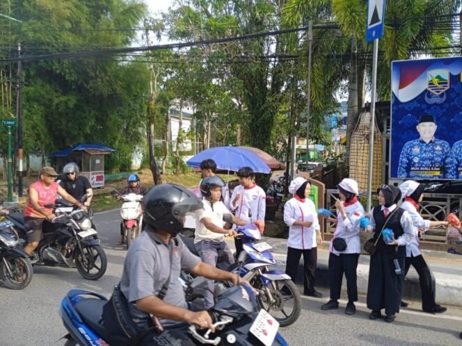 
 Siswa Jurusan Kuliner SMKN 1 Kotabaru Berbagi Ratusan Paket Takjil