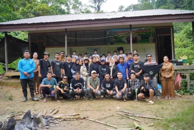 
 Kegiatan Ekspedisi Gerakan Buku Meratus pertama di SDK Sing-Singan Anak Desa Mamigang Kecamatan Halong Kabupaten Balangan (foto: Dokumentasi GBM)