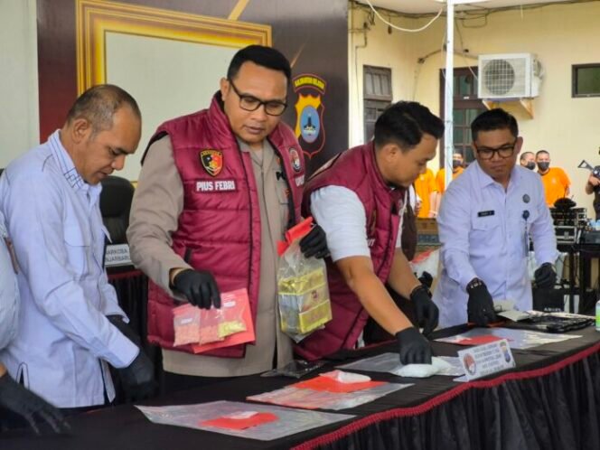 
 Polres Banjarbaru Musnahkan Sabu 1,7 Kg, Bongkar Jaringan Antar Kota Senilai Rp1,5 Miliar