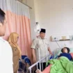 Presiden Prabowo Subianto menjenguk korban kecelakaan tabrakan kereta api yang dirawat di RSUD dr. Chasbullah Abdulmadjid Kota Bekasi, pada Selasa pagi, 28 April 2026. Foto: BPMI Setpres