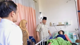 Presiden Prabowo Subianto menjenguk korban kecelakaan tabrakan kereta api yang dirawat di RSUD dr. Chasbullah Abdulmadjid Kota Bekasi, pada Selasa pagi, 28 April 2026. Foto: BPMI Setpres