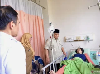 Presiden Prabowo Subianto menjenguk korban kecelakaan tabrakan kereta api yang dirawat di RSUD dr. Chasbullah Abdulmadjid Kota Bekasi, pada Selasa pagi, 28 April 2026. Foto: BPMI Setpres
