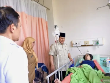 Presiden Prabowo Subianto menjenguk korban kecelakaan tabrakan kereta api yang dirawat di RSUD dr. Chasbullah Abdulmadjid Kota Bekasi, pada Selasa pagi, 28 April 2026. Foto: BPMI Setpres