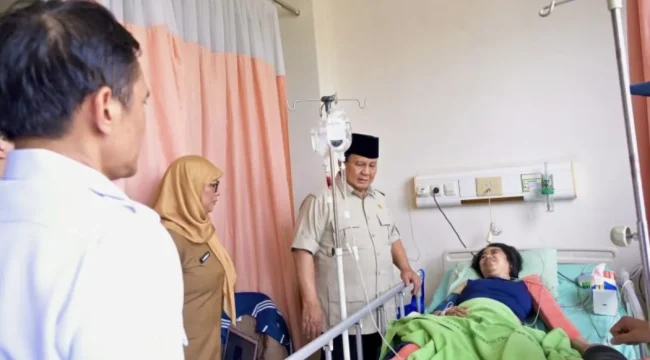 Presiden Prabowo Subianto menjenguk korban kecelakaan tabrakan kereta api yang dirawat di RSUD dr. Chasbullah Abdulmadjid Kota Bekasi, pada Selasa pagi, 28 April 2026. Foto: BPMI Setpres