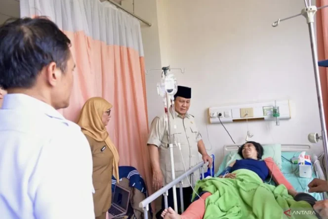 
 Presiden Prabowo Subianto menjenguk korban kecelakaan tabrakan kereta api yang dirawat di RSUD dr. Chasbullah Abdulmadjid Kota Bekasi, pada Selasa pagi, 28 April 2026. Foto: BPMI Setpres
