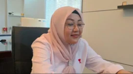 Kepala Dinas PUPRP Kabupaten Banjar, Anna Rosida Santi menanggapi keluhan warga tentang jalan rusak di media sosial. foto: Haris Pranata