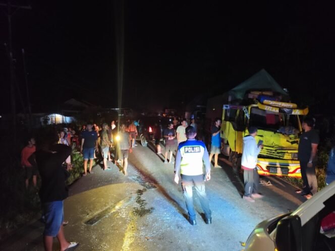 
 Tabrakan Beruntun Tiga Truk di Sekadau Dua Orang Terluka