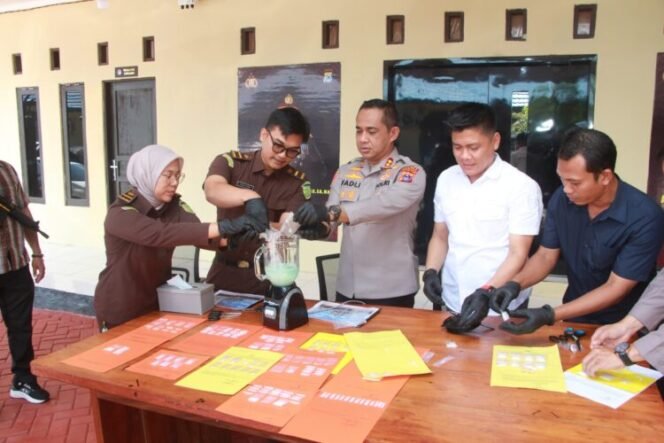 
 Selamatkan Ribuan Nyawa, Polres Banjar Musnahkan 473 Gram Sabu & 49 Ekstasi