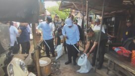 Menteri Lingkungan Hidup, Hanif Faisol Nurofiq turun langsung dalam Aksi Bersih-bersih di Lingkungan Pasar Batuah Martapura KabuPaten banjar Kalimantan Selatan. Foto: Ricek.ID
