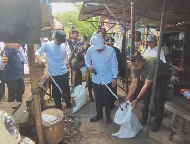 Menteri Lingkungan Hidup, Hanif Faisol Nurofiq turun langsung dalam Aksi Bersih-bersih di Lingkungan Pasar Batuah Martapura KabuPaten banjar Kalimantan Selatan. Foto: Ricek.ID