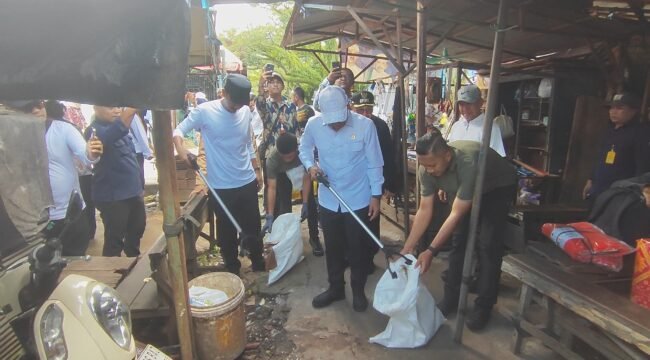Menteri Lingkungan Hidup, Hanif Faisol Nurofiq turun langsung dalam Aksi Bersih-bersih di Lingkungan Pasar Batuah Martapura KabuPaten banjar Kalimantan Selatan. Foto: Ricek.ID