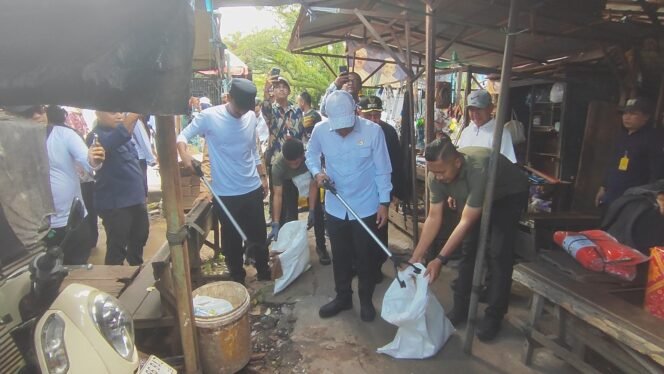
 Menteri Lingkungan Hidup, Hanif Faisol Nurofiq turun langsung dalam Aksi Bersih-bersih di Lingkungan Pasar Batuah Martapura KabuPaten banjar Kalimantan Selatan. Foto: Ricek.ID