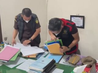 Tim Penyidik Kejaksaan Negeri Banjarmasin saat melakukan penggeledahan di Kantor Dinas Pendidikan beberapa waktu lalu untuk mengumpulkan dokumen terkait penyidikan dugaan korupsi. Terbaru, satu orang berinisial T telah ditetapkan sebagai tersangka dan langsung ditahan.