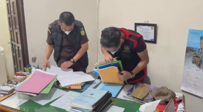 Tim Penyidik Kejaksaan Negeri Banjarmasin saat melakukan penggeledahan di Kantor Dinas Pendidikan beberapa waktu lalu untuk mengumpulkan dokumen terkait penyidikan dugaan korupsi. Terbaru, satu orang berinisial T telah ditetapkan sebagai tersangka dan langsung ditahan.