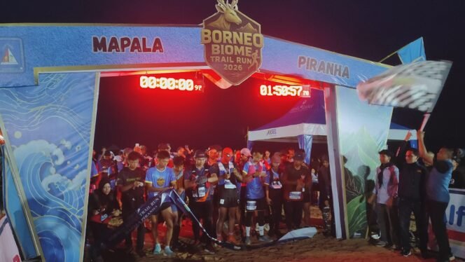 
 Pelepasan Peserta Event lari lintas alam dalam rangkaian peringatan Hari Bumi 2026 di Kabupaten Tanah Laut. Minggu (26/04/2026). Foto: Ricek.ID