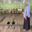 Kepala SDN Jawa Laut 1, Andrianci MH menunjukkan salah satu ruang kelas yang mengalami kerusakan.