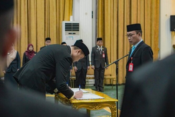 
 Perkuat Pelayanan Publik, Pemko Banjarbaru Lantik 102 Pejabat Fungsional