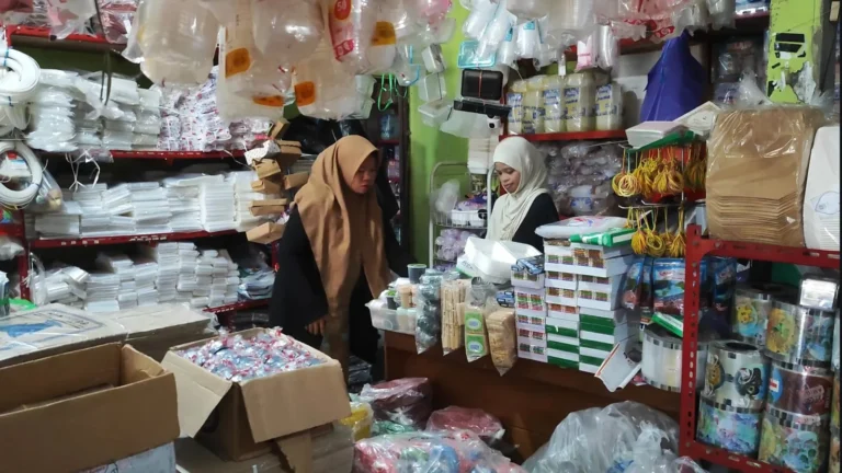 Harga Plastik Naik Dampak Konflik Timur Tengah