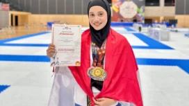 Polwan Polres Banjarbaru, Brigadir Ihya ‘Ainizzahra, meraih tiga medali pada ajang The 22nd WATA International Taekwondo Championship 2026 di Osaka, Jepang. Foto: istimewa
