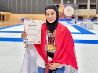Polwan Polres Banjarbaru, Brigadir Ihya ‘Ainizzahra, meraih tiga medali pada ajang The 22nd WATA International Taekwondo Championship 2026 di Osaka, Jepang. Foto: istimewa