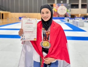 Polwan Polres Banjarbaru, Brigadir Ihya ‘Ainizzahra, meraih tiga medali pada ajang The 22nd WATA International Taekwondo Championship 2026 di Osaka, Jepang. Foto: istimewa