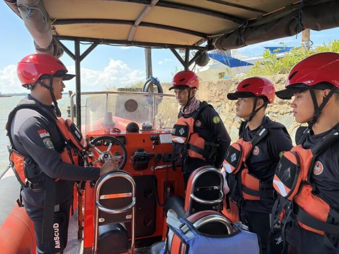 
 Tim SAR Gabungan melakukan pencarian intensif terhadap nelayan, Amat (19) di perairan Muara Kintap, Kabupaten Tanah Laut, Rabu (29/4/2026). Foto: Humas Basarnas Banjarmasin