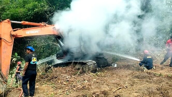 
 Excavator Milik Pemda Terbakar di Kawasan TPA, Diduga Akibat Korsleting dan Kebocoran Oli