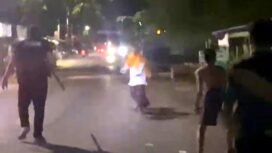 F Saat diamankan warga bersama petugas Polsek Astambul. Foto: ss video.