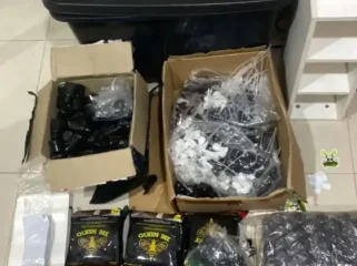 sejumlah bukti saat membongkar clandestine lab atau laboratorium gelap narkoba di sebuah apartemen di Jakarta Pusat (Foto: Dokumentasi/Polda Metro)