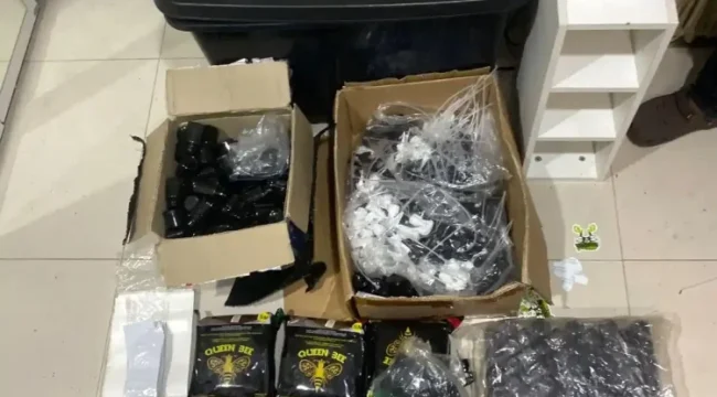 sejumlah bukti saat membongkar clandestine lab atau laboratorium gelap narkoba di sebuah apartemen di Jakarta Pusat (Foto: Dokumentasi/Polda Metro)