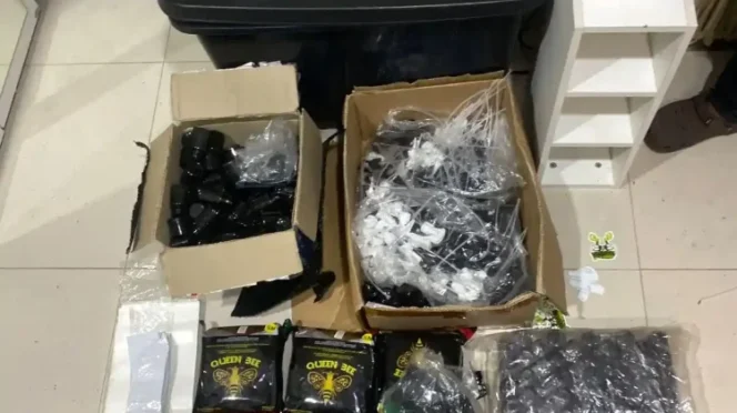 
 sejumlah bukti saat membongkar clandestine lab atau laboratorium gelap narkoba di sebuah apartemen di Jakarta Pusat (Foto: Dokumentasi/Polda Metro)