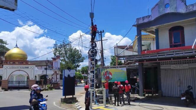 
 Pemkab Banjar Tertibkan Kabel Semrawut di Martapura Lewat Tiang Provider Bersama