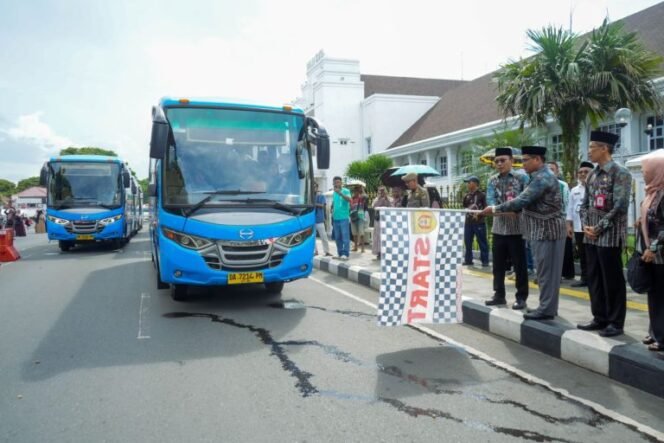 
 Pemko Lepas Jemaah Calon Haji Banjarbaru Menuju Embarkasi Haji Banjarmasin
