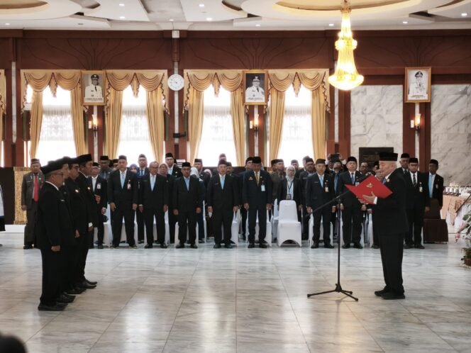
 Lantik Pengurus BAZNAS Kalsel, Muhidin Tekankan Penyaluran Zakat Tepat Sasaran