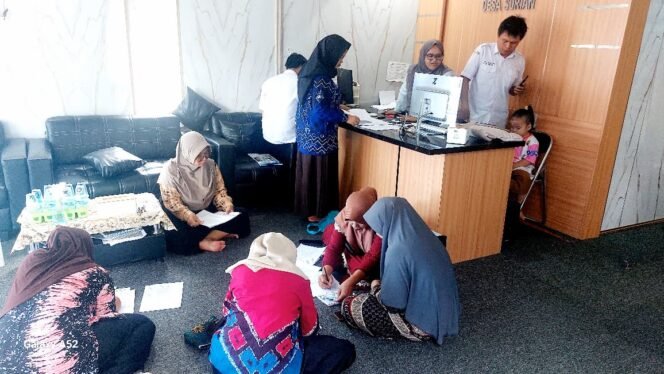 
 Kunjungi Desa Surian, Dukcapil Banjar Buka Layanan Jemput Bola