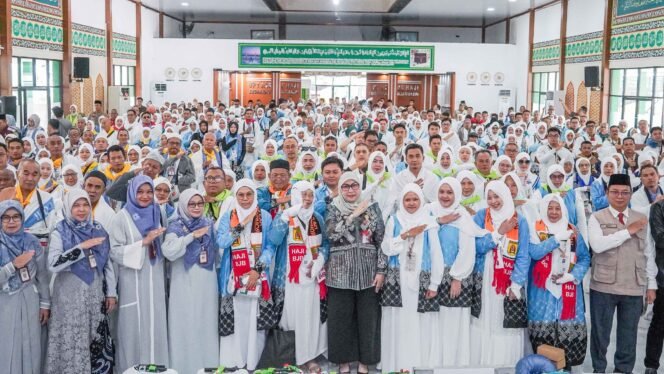
 Wali Kota Erna Lisa Halaby Lepas Keberangkatan Jemaah Haji Banjarbaru