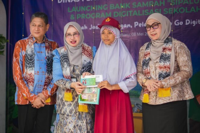 
 Sampah Jadi Rupiah, Wali Kota Banjarbaru Resmikan Bank Sampah SIPALUI