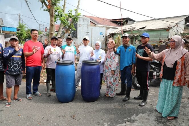 
 Pantau Gotong Royong Warga, Wali Kota Serahkan Tong Komposter Dorong Pilah Sampah dari Rumah
