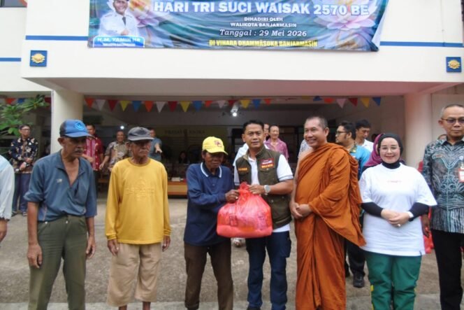 
 Berbagi dalam Momentum Waisak, Wali Kota Banjarmasin Harap Nilai Kerukunan Makin Kuat