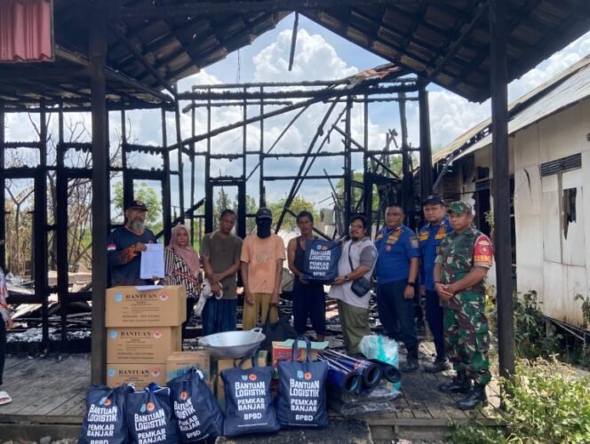 
 Kebakaran Landa Guntung Ujung, BPBD Banjar Salurkan Bantuan Logistik