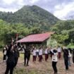 Kegiatan games bersama para siswa SDK Ambata di pandu Mahasiswa Universitas Sapta Mandiri dan Gerakan Buku Meratus (foto: Humas Aksi Mengabdi)
