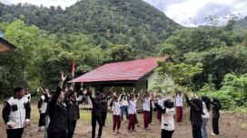 Kegiatan games bersama para siswa SDK Ambata di pandu Mahasiswa Universitas Sapta Mandiri dan Gerakan Buku Meratus (foto: Humas Aksi Mengabdi)