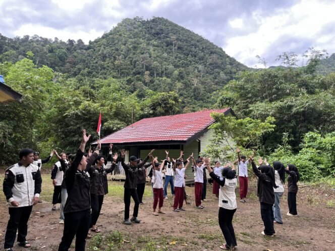 
 Kegiatan games bersama para siswa SDK Ambata di pandu Mahasiswa Universitas Sapta Mandiri dan Gerakan Buku Meratus (foto: Humas Aksi Mengabdi)