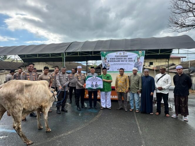 
 Polres Kotabaru Serahkan Hewan Qurban kepada Tokoh Agama, Pondok Pesantren & Masjid