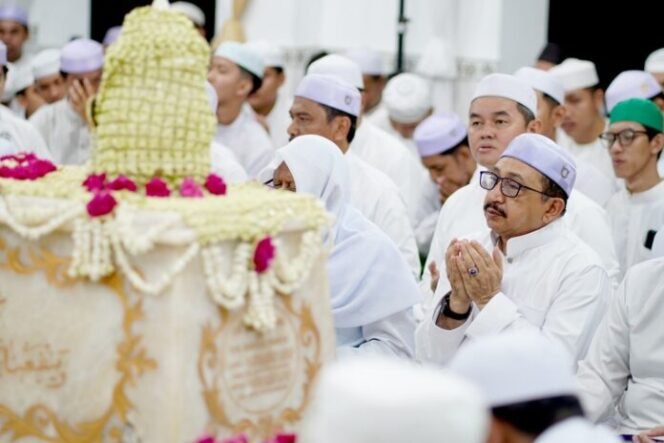 
 Ribuan Jemaah Padati Haul ke-15 Abah Anang Djazouly di Martapura