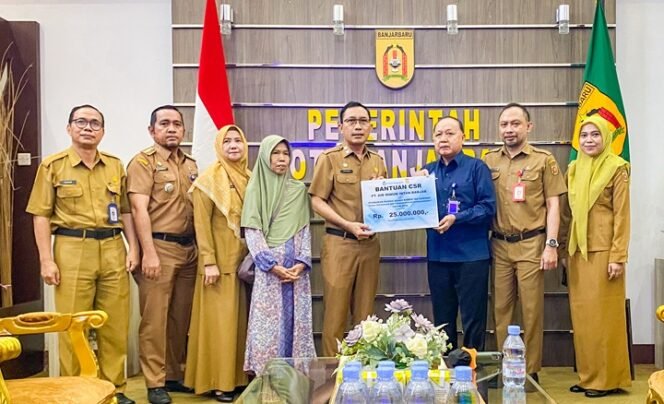 
 PT Air Minum Intan Banjar Serahkan CSR Bantu Warga Perbaiki Rumah Tak Layak Huni