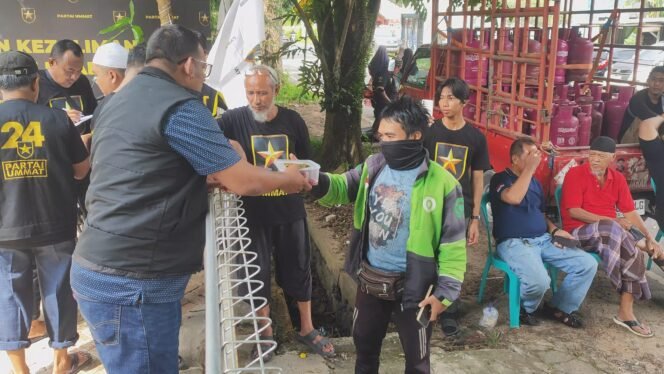 
 Partai Ummat Kalsel Bagikan 600 Paket Daging Kurban dan Voucher BBM Gratis untuk Ojol